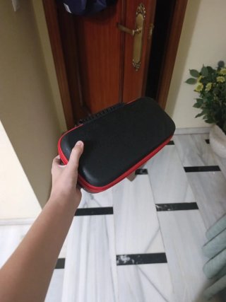Nintendo Switch con funda, cable y dock.
