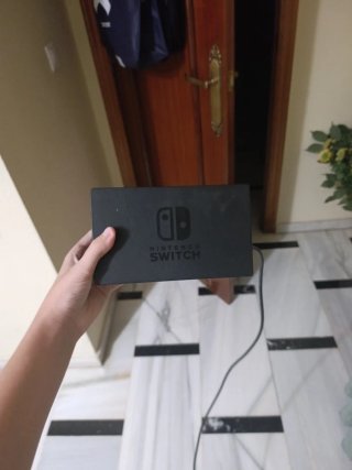 Nintendo Switch con funda, cable y dock.