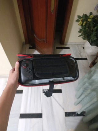 Nintendo Switch con funda, cable y dock.