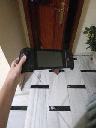 Nintendo Switch con funda, cable y dock.