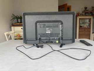 Televisión pequeña Model: LED24 Power: 40W 50/60