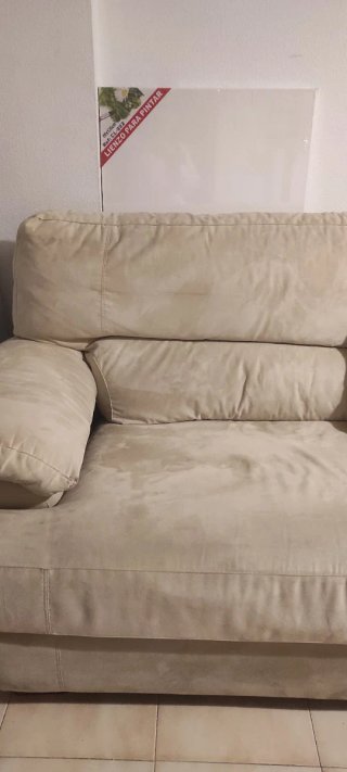 Sofá de 2 plazas beige con cojín estampado