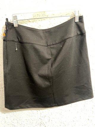 Falda negra con detalles dorados T.38