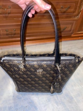 Bolso Guess Grande Marrón y Beige.