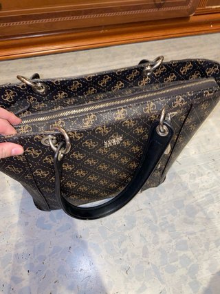 Bolso Guess Grande Marrón y Beige.