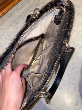 Bolso Guess Grande Marrón y Beige.