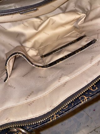 Bolso Guess Grande Marrón y Beige.