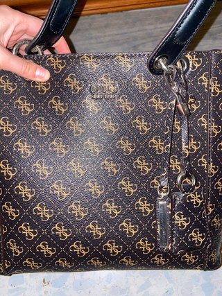 Bolso Guess Grande Marrón y Beige.