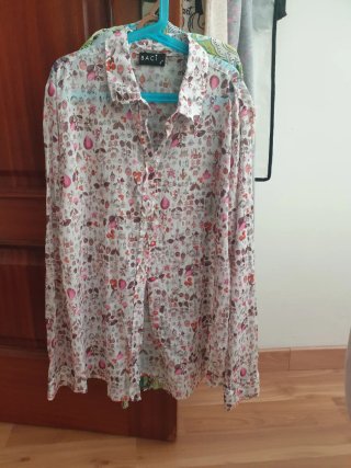 Blusa Baci floral nueva