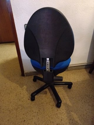 Silla de oficina azul y negra ruedas