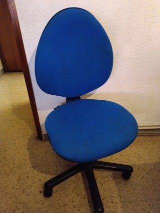 Silla de oficina azul y negra ruedas