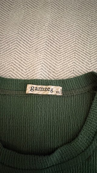 Camiseta Gamzeg verde cuello redondo