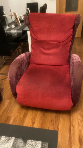 Sillón de tela morado y rojo