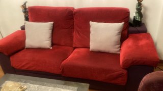 Sofá de terciopelo rojo y beige