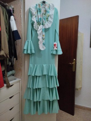 Traje de Flamenca verde. Pañoleta a juego.