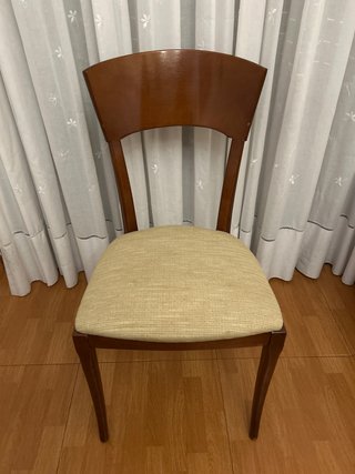 Silla de madera tapizada beige