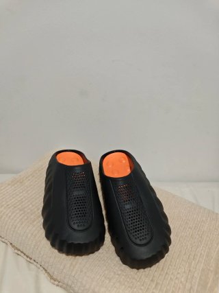 Sandalias negras y naranjas para hombre