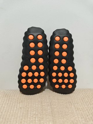 Sandalias negras y naranjas para hombre