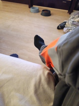 Ropa deportiva negra y naranja