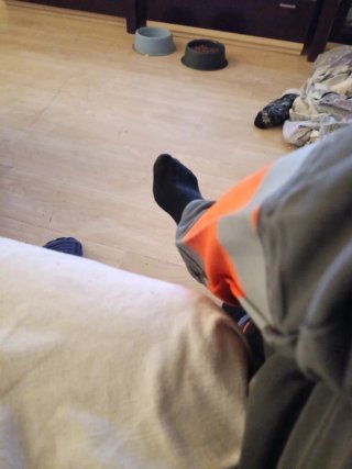 Ropa deportiva negra y naranja