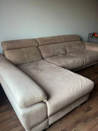 Sofá chaiselongue color arena efecto nobuk.