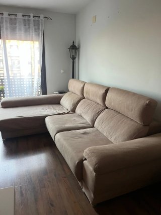 Sofá chaiselongue color arena efecto nobuk.