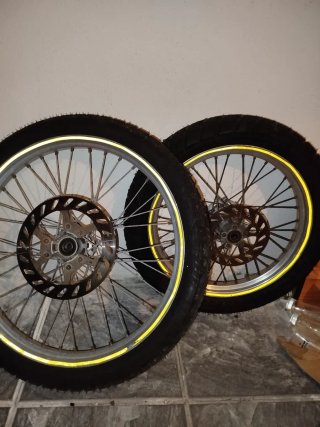 Beta RRT Enduro Moto Negra y Amarilla