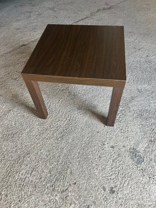 Mesa de centro de madera oscura