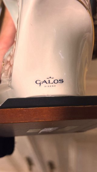 Figura porcelana Galos El Otoño