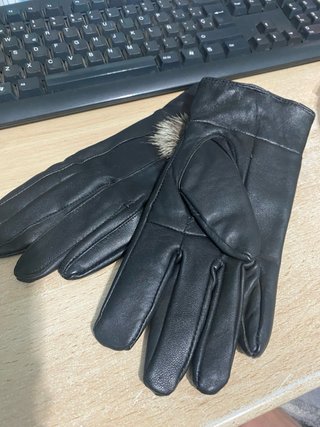 Guantes de piel negros con pompón