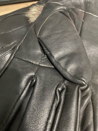 Guantes de piel negros con pompón