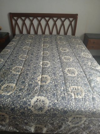 Colcha beige y azul