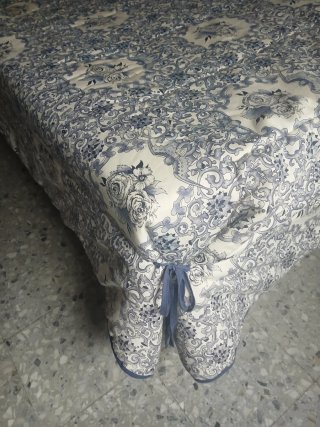 Colcha beige y azul