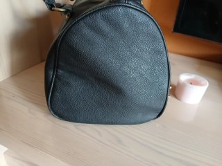 Bolso negro con tachuelas doradas
