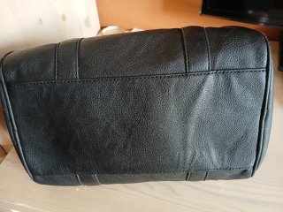 Bolso negro con tachuelas doradas