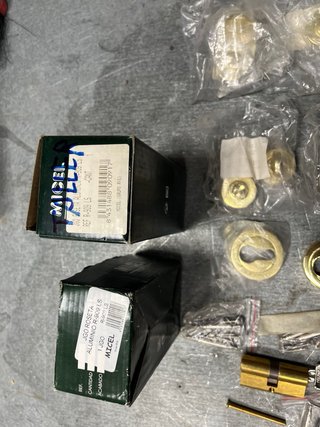 Herrajes y materiales para puertas