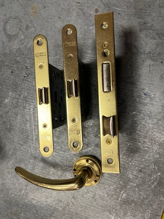 Herrajes y materiales para puertas