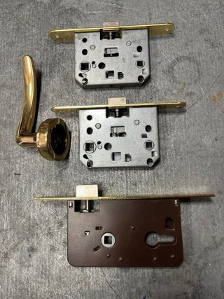 Herrajes y materiales para puertas