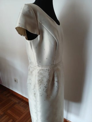 Vestido de ceremonia beige y dorado
