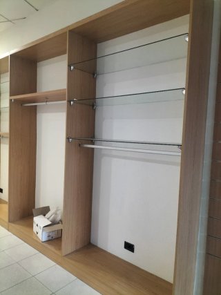 Estantería de exposición madera y cristal