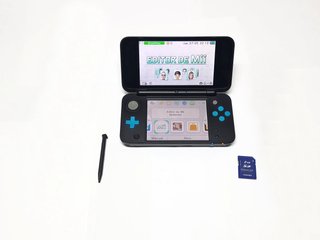 Nuovo Nintendo 2DS XL + Caricabatterie Originale + SD