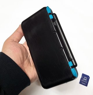 Nuovo Nintendo 2DS XL + Caricabatterie Originale + SD