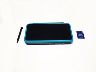 Nuovo Nintendo 2DS XL + Caricabatterie Originale + SD
