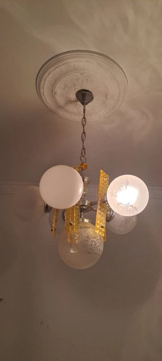 Lámpara de techo colgante dorada y blanca