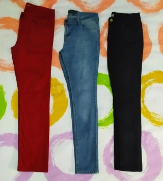 Pantalones vaqueros azules y rojos