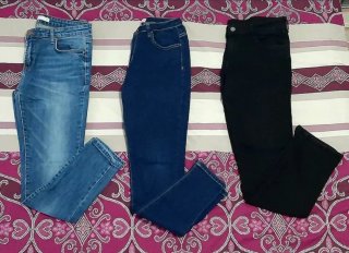 Pantalones vaqueros azules y rojos