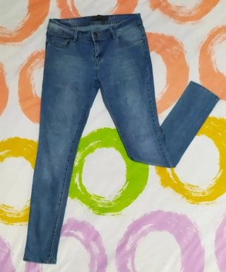 Pantalones vaqueros azules y rojos