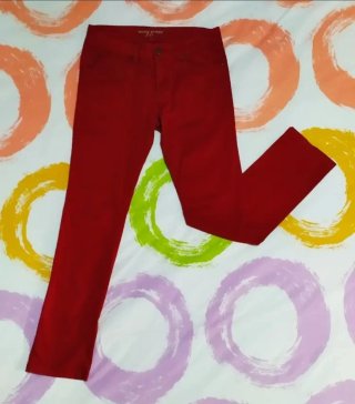 Pantalones vaqueros azules y rojos