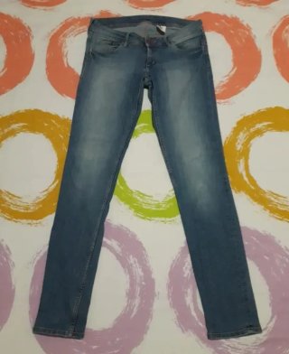 Pantalones vaqueros azules y rojos