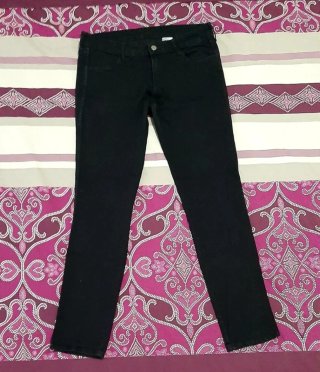 Pantalones vaqueros azules y rojos